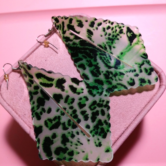 VTG Earrings Large Dangle Long Lucite Greens BoHo Pierced Statement 1980’s - Picture 2 of 7